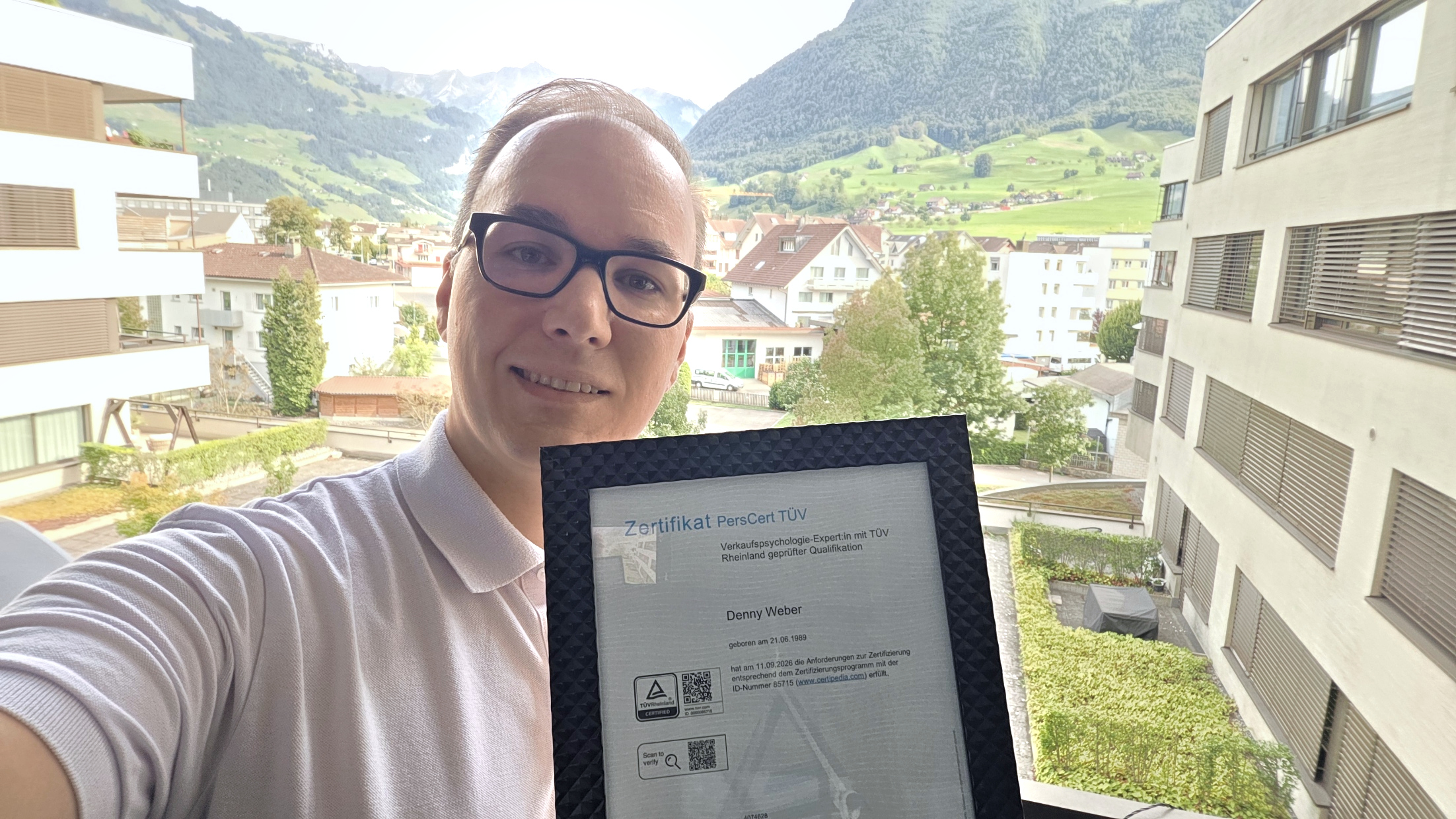Denny Weber mit seinem Zertifikat in Verkaufspsychologie